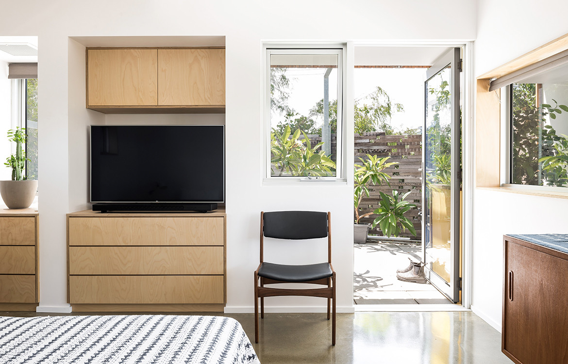 Silver Street House EHDO Architecture CC Dion Robeson bedroom balcony