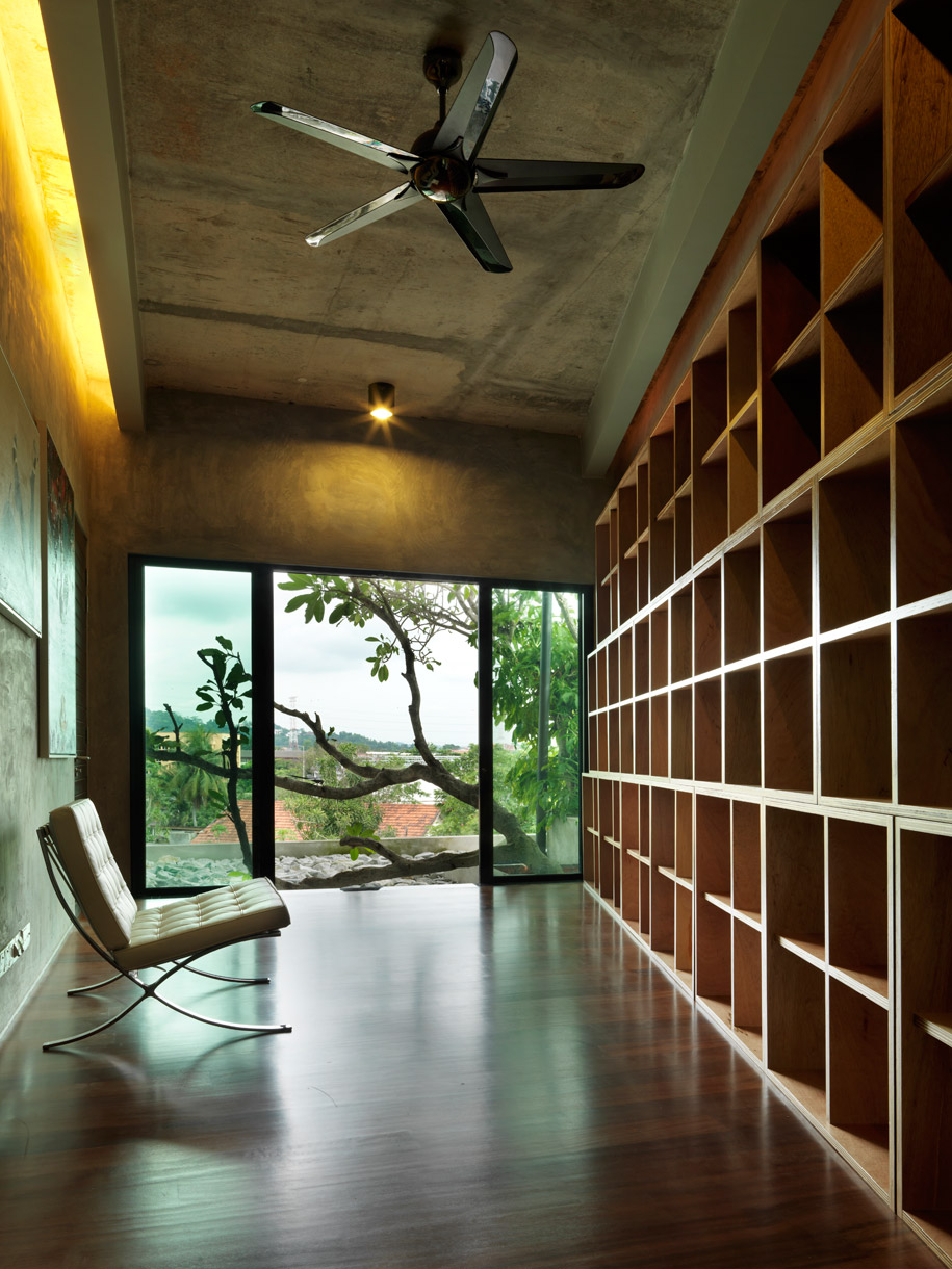 Study-with-recycled-plywood-shelves-and-FSC-timber-floor