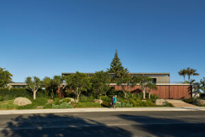 Sunrise House By MCK Architects Embraces The Horizon