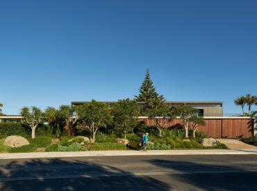 Sunrise House By MCK Architects Embraces The Horizon