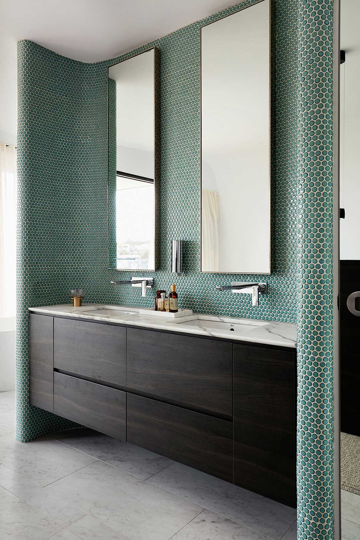 Tamas Tee House Luigi Rosselli Architects bathroom green mosaic