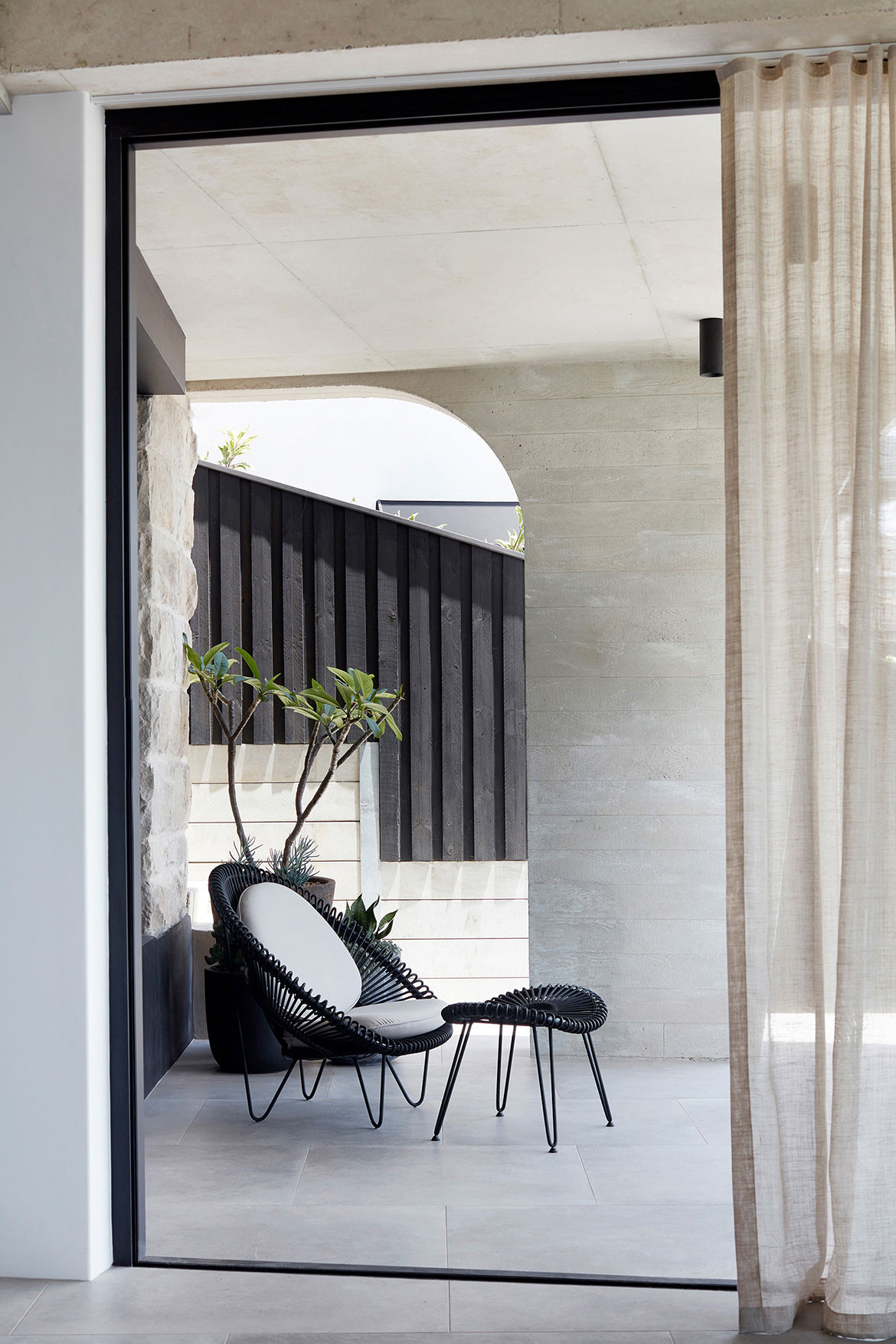 Tamas Tee House Luigi Rosselli Architects lounge chair