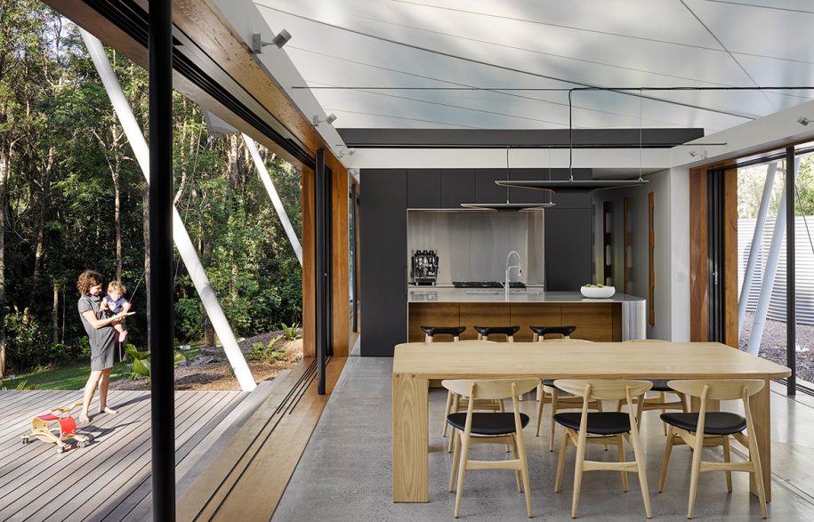 Tent-HouseSparks-ArchitectsNoosaTreeHouse_slidingdoorswindow