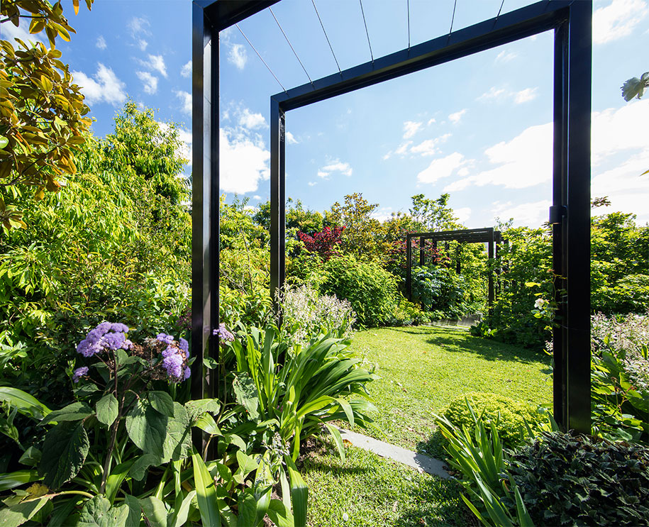 Toorak Towers Road Residence backyard