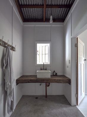 Tregonging House by Rama Architects | minimalist interior | bathroom design inspiration | concrete flooring | concrete basin | copper / brass tapware