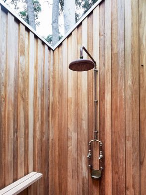 Tregonging House by Rama Architects | minimalist interior | bathroom design inspiration | outdoor shower | copper / brass tapware