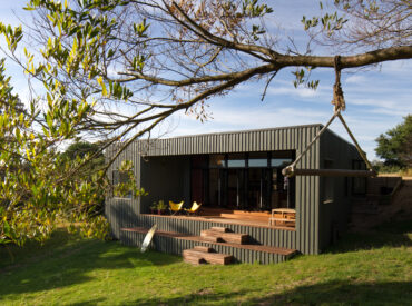 A Kiwi Bach in Victoria by MRTN Architects