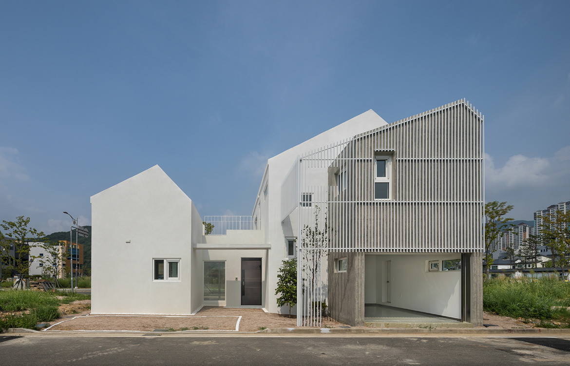 Can A Fixed Home Governed By Hyper-Minimalism Grow And Change?