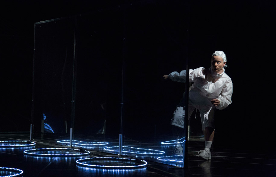 Immersive island dance