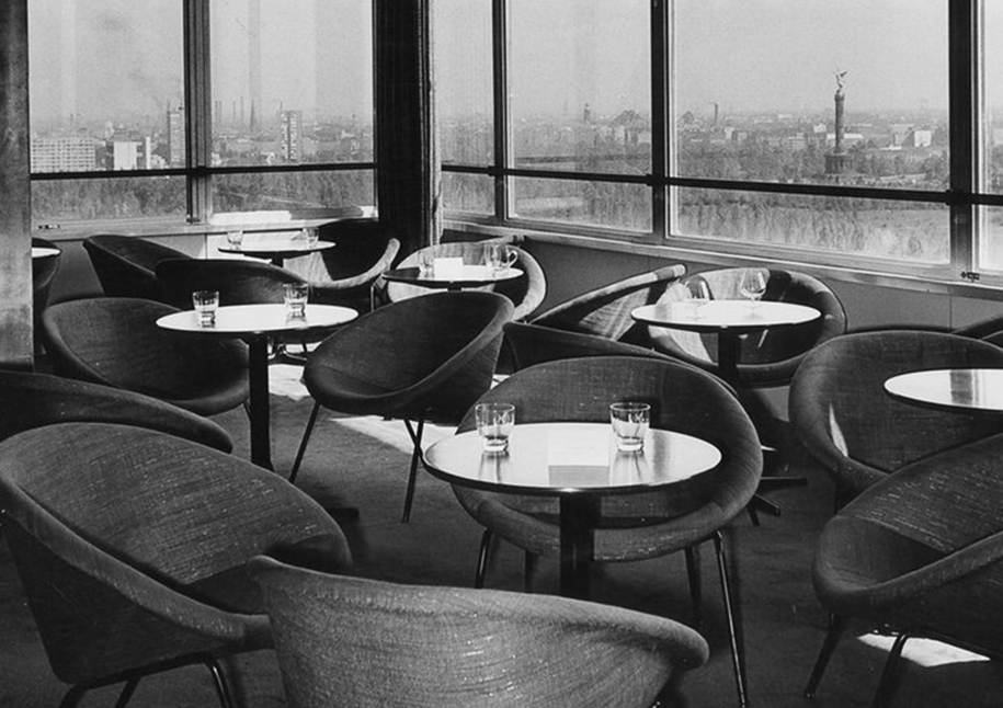 The bucket seat 369 at the Hilton Hotel in Berlin – still one of today‘s modern classics.