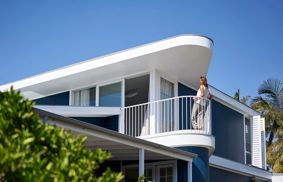 Beach House on Stilts by Luigi Rosselli Architects